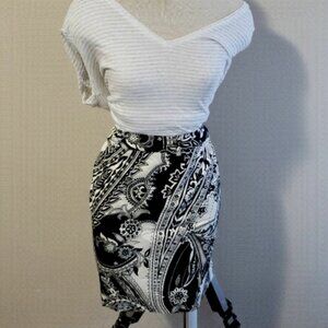 BLACK and White graphic print high waisted skirt business casual size 8